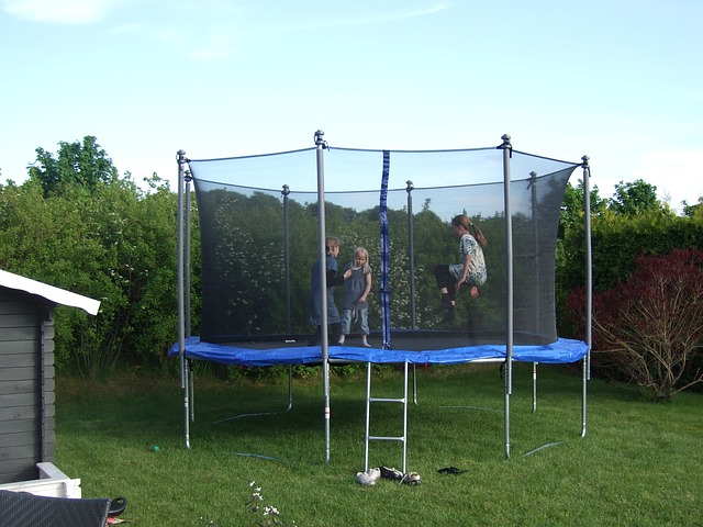 dovádění na trampolině