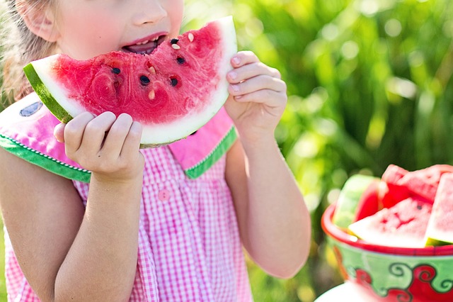 Dítě konzumující meloun