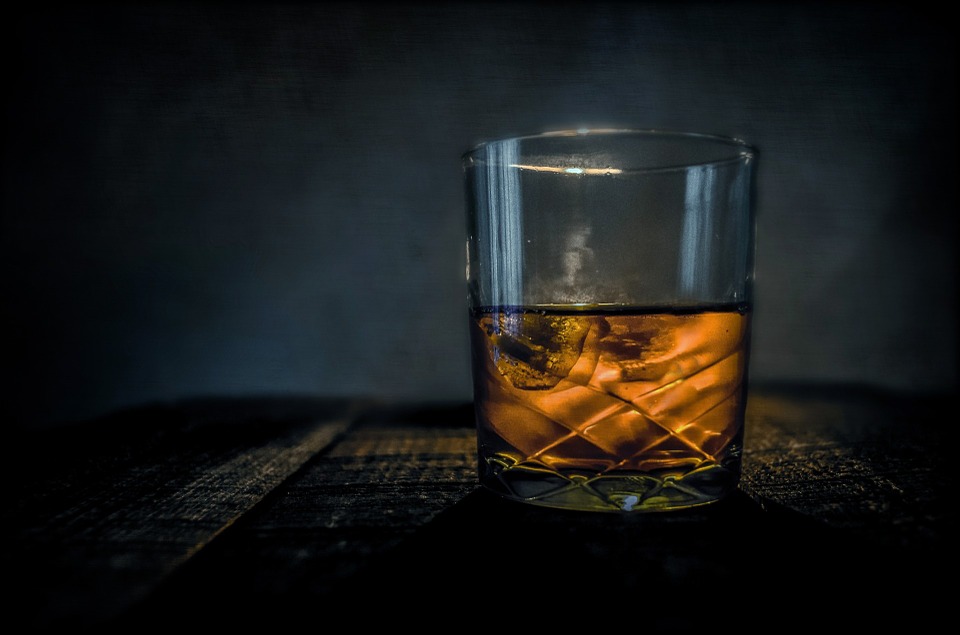 whisky ve sklenici